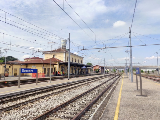 Prima alza il gomito e poi va a farsi una passeggiata sui binari ferroviari