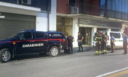 50enne si toglie la vita e lascia un biglietto inquietante, scatta l'allarme bomba in una palazzina di Mantova