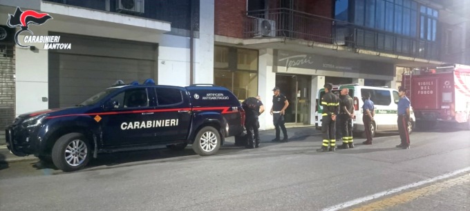 50enne si toglie la vita e lascia un biglietto inquietante, scatta l’allarme bomba in una palazzina di Mantova