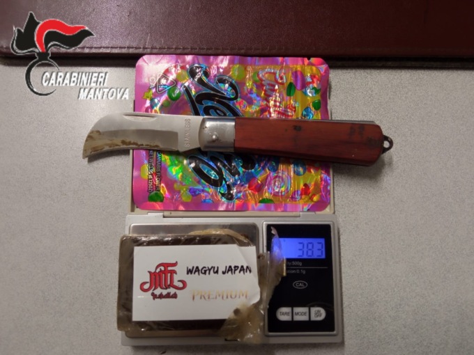Fermato con hashish e coltello: denunciato 20enne di Motteggiana