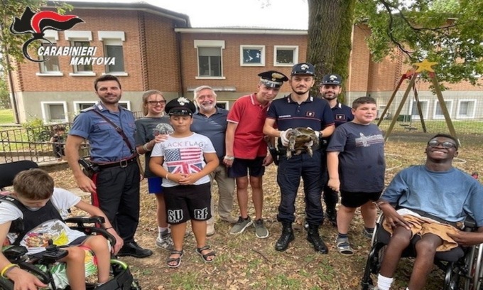 Sorpresa: i ragazzi della Casa del Sole trovano nel cortile una tartaruga protetta