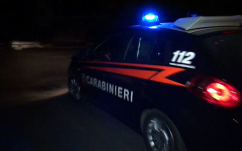 Caos a Rodigo: coppia esagera con la cocaina in un B&B, lui si denuda e corre per le strade