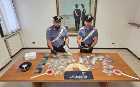 In casa un vero “market” della droga, insospettabile famiglia arrestata a Viadana