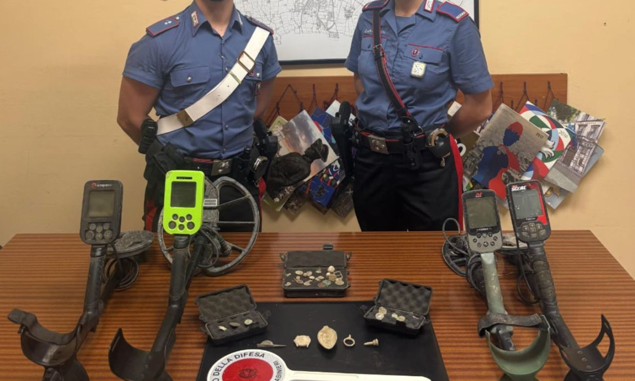 Con il metal detector in una zona archeologica, quattro ladri di reperti storici sorpresi a scavare