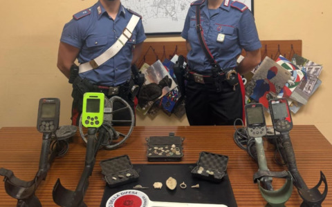 Con il metal detector in una zona archeologica, quattro ladri di reperti storici sorpresi a scavare