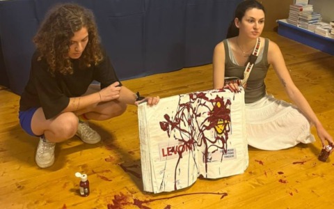 Libri insanguinati e manifesti provocatori contro gli sponsor di Festivaletteratura