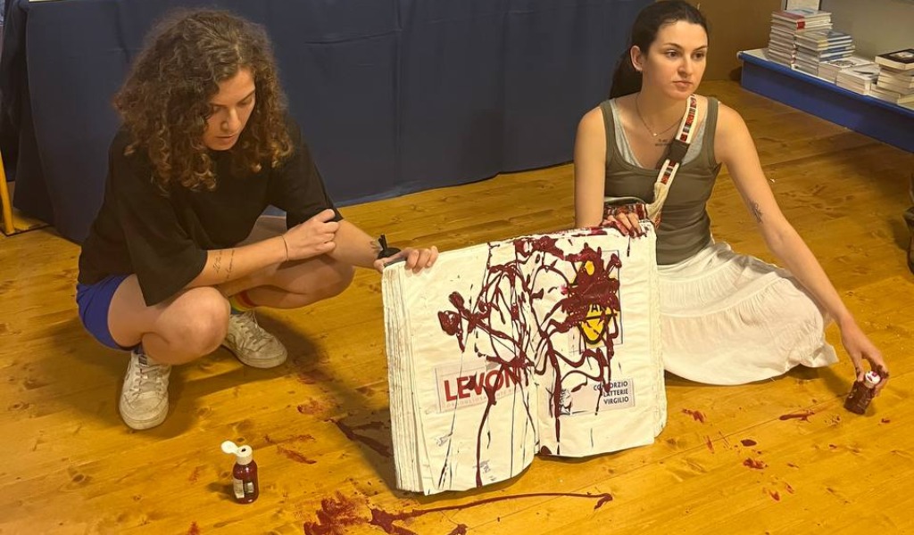 Libri insanguinati e manifesti provocatori contro gli sponsor di Festivaletteratura