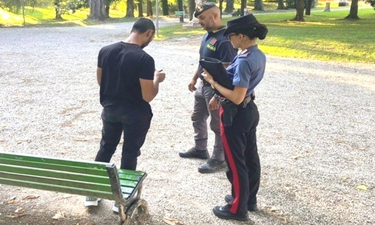 Trovati con hashish e un coltello di 20 centimetri: scattano segnalazioni e denuncia