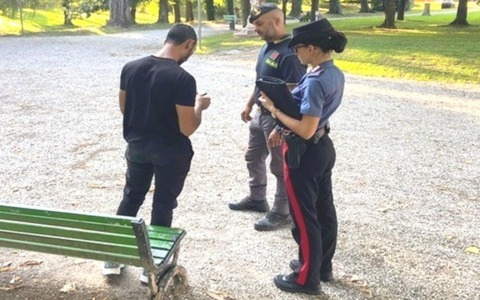 Trovati con hashish e un coltello di 20 centimetri: scattano segnalazioni e denuncia