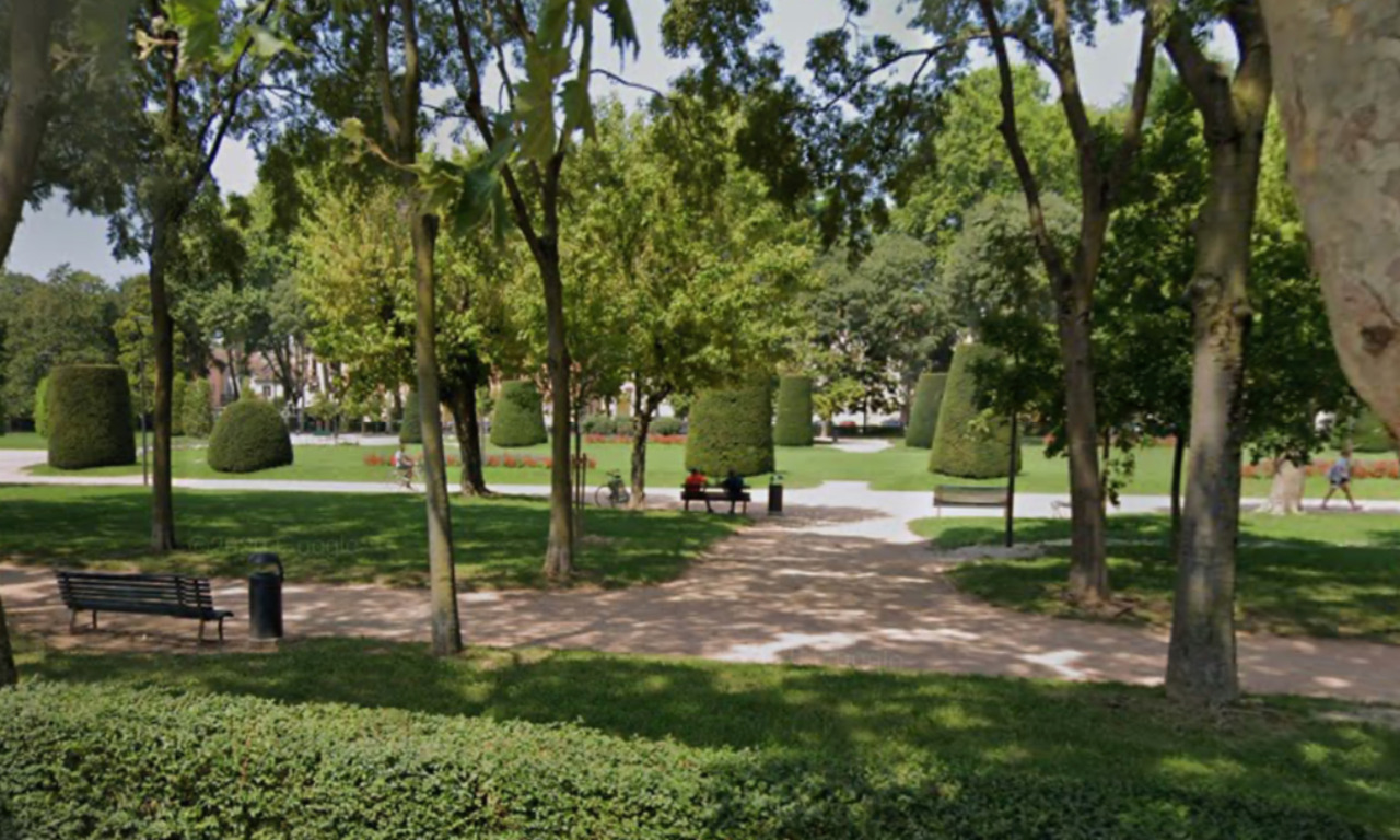 Pusher picchia una 20enne nei giardini di Piazza Virgiliana, poi attacca gli agenti intervenuti