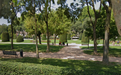 Pusher picchia una 20enne nei giardini di Piazza Virgiliana, poi attacca gli agenti intervenuti