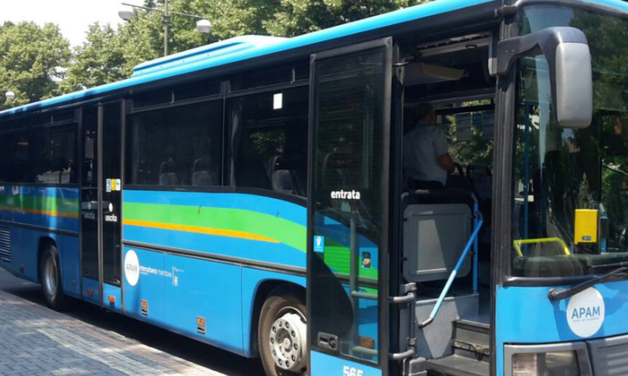 Scontro tra gruppi di giovani, 17enne accoltellato sul bus in centro a Mantova