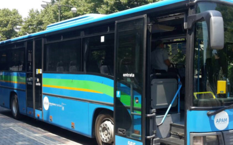 Scontro tra gruppi di giovani, 17enne accoltellato sul bus in centro a Mantova