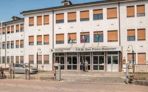 Si butta dal secondo piano dell’ospedale di Bozzolo, muore a 70 anni