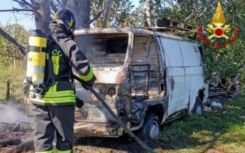Incendio in azienda a Suzzara: un autocarro avvolto dalle fiamme