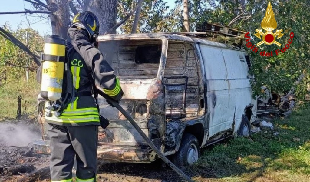 Incendio in azienda a Suzzara: un autocarro avvolto dalle fiamme