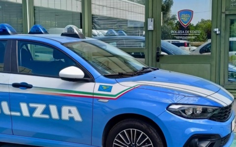 Falso agente della Polizia truffa professionista mantovana: quattro denunciati dopo frode da oltre 15mila euro