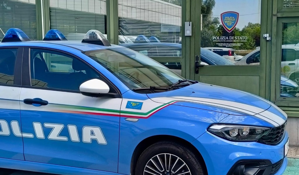 Falso agente della Polizia truffa professionista mantovana: quattro denunciati dopo frode da oltre 15mila euro