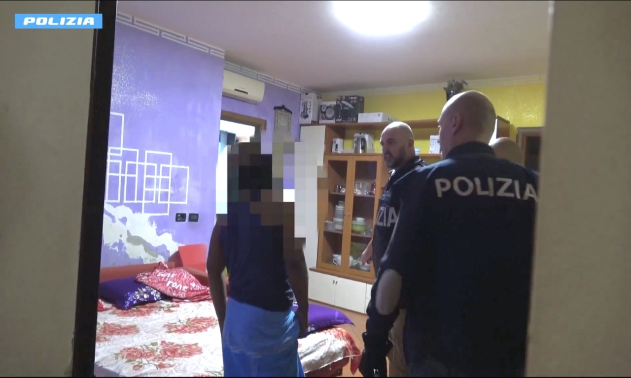 Arruolava giovani aspiranti terroristi islamici: arrestato un 37enne