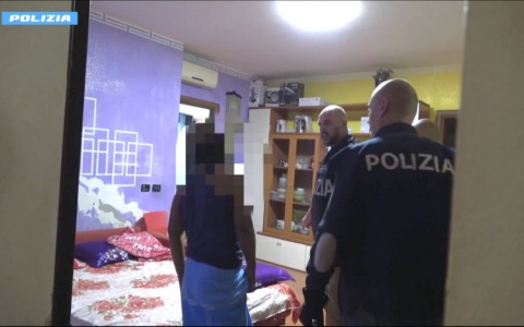 Arruolava giovani aspiranti terroristi islamici: arrestato un 37enne