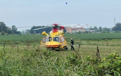 Si lancia dall’auto in corsa guidata dal padre, grave ragazza di 19 anni