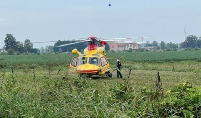 Si lancia dall’auto in corsa guidata dal padre, grave ragazza di 19 anni