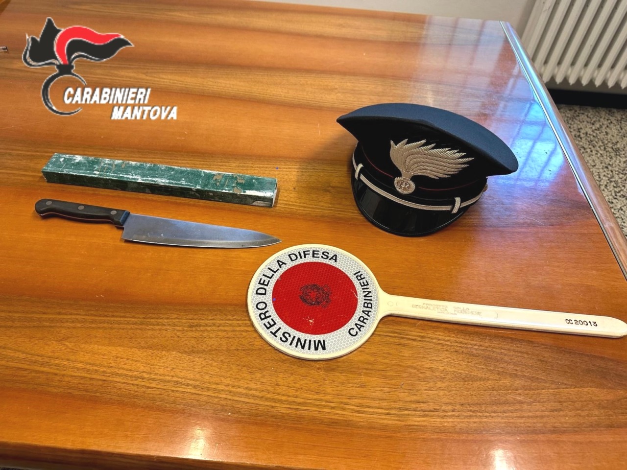 Prima il revenge porn e poi le minacce con coltello e tubo in metallo: arrestato un 20enne