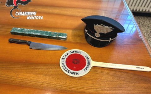 Prima il revenge porn e poi le minacce con coltello e tubo in metallo: arrestato un 20enne