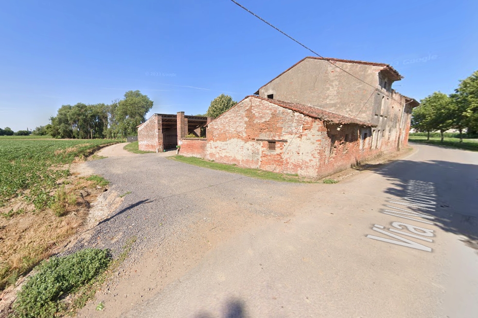 Precipita per otto metri dal tetto della porcilaia: muore operaio di 46 anni