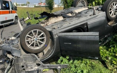 Perde il controllo dell’auto e si ribalta fuori strada, 24enne in ospedale