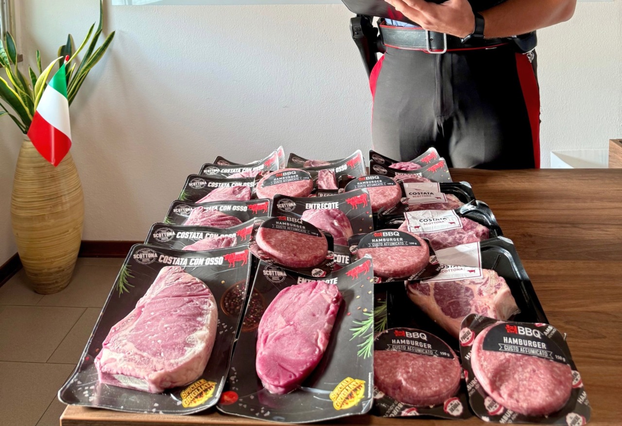 Sparisce carne confezionata dai supermercati: beccato con oltre 300 euro di merce sull’auto
