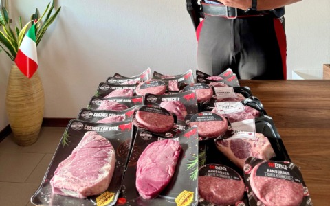 Sparisce carne confezionata dai supermercati: beccato con oltre 300 euro di merce sull’auto