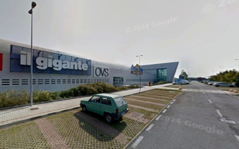 Minorenni vanno a rubare al supermercato e per fuggire danno un pugno in faccia al vigilante