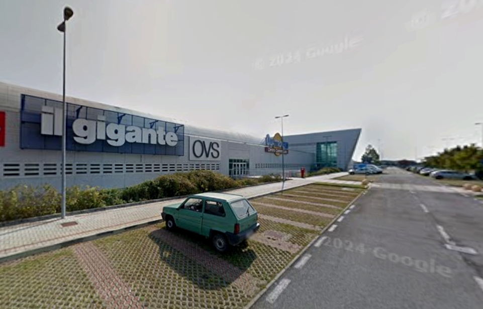 Uno scorcio del centro commerciale Quattroventi, dove è avvenuto il furto di occhiali