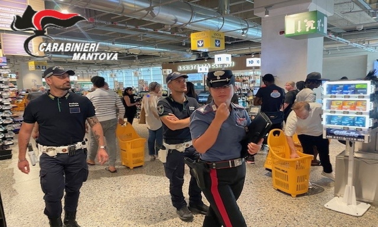 Controlli in zona Esselunga: trovati hashish e un gruppo di ragazzine prova a rubare cosmetici