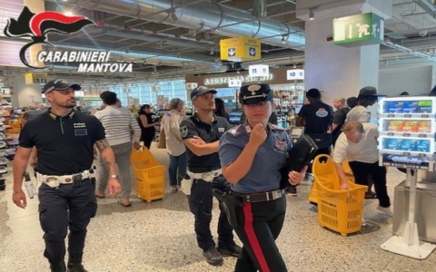 Controlli in zona Esselunga: trovati hashish e un gruppo di ragazzine prova a rubare cosmetici