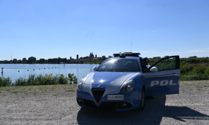 Occupa un’imbarcazione ormeggiata al Lago Inferiore poi minaccia una poliziotta con un accendino
