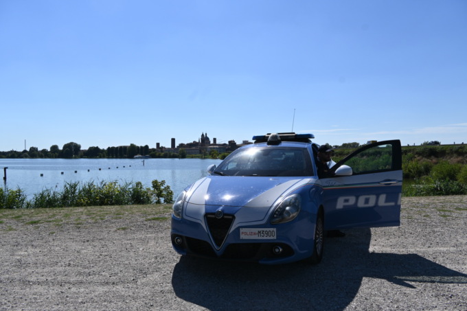 Occupa un’imbarcazione ormeggiata al Lago Inferiore poi minaccia una poliziotta con un accendino