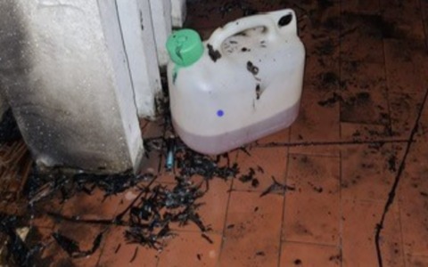 Non accetta la fine della relazione e brucia la casa del figlio della ex, 66enne arrestato