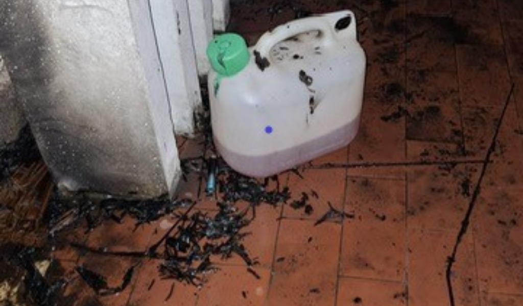 Non accetta la fine della relazione e brucia la casa del figlio della ex, 66enne arrestato