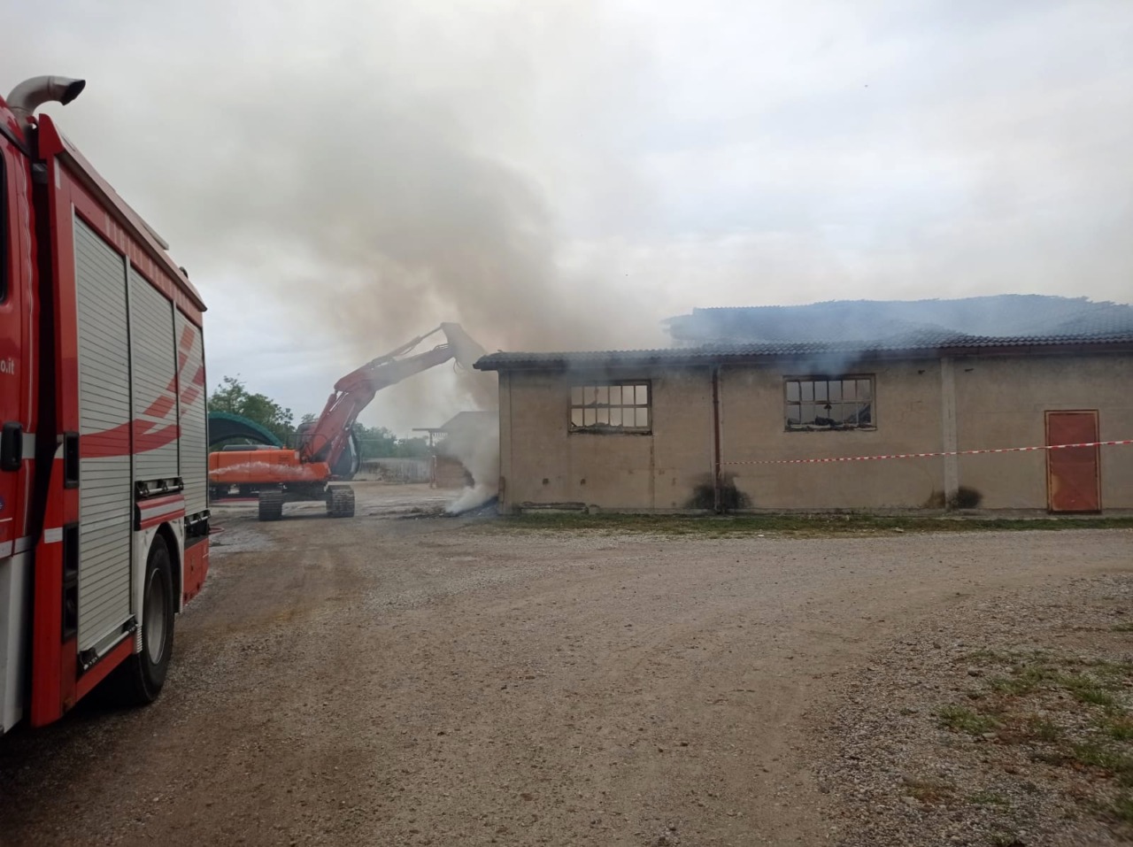 Scoppia il rogo nel fienile: 2mila rotoballe andate in fumo e danni per 100mila euro