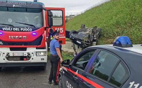 Incidente sulla tangenziale di Guidizzolo, auto esce di strada e si cappotta: grave 68enne