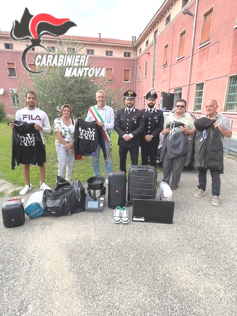 Un momento della donazione all'associazione da parte dei carabinieri