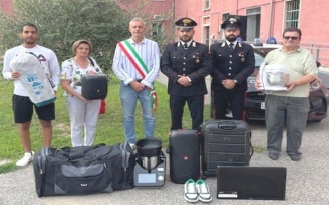 I carabinieri trovano il bottino dei furti e lo donano all’associazione di volontariato