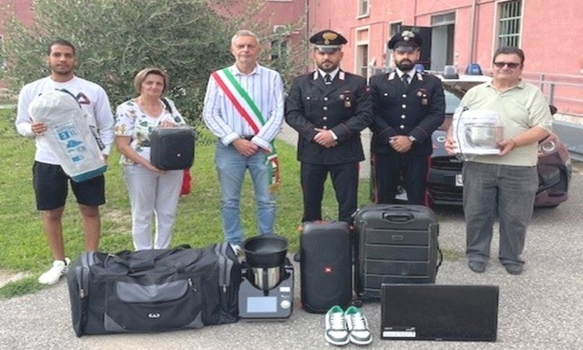 I carabinieri trovano il bottino dei furti e lo donano all’associazione di volontariato