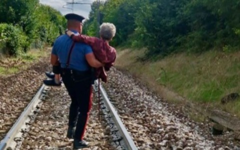Anziana affetta da Alzheimer tenta di farla finita sdraiandosi sui binari del treno