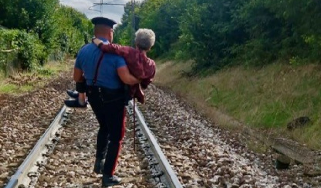 Anziana affetta da Alzheimer tenta di farla finita sdraiandosi sui binari del treno
