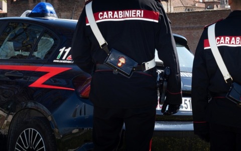 Rapina a Mantova, 22enne colpito con calci e pugni da tre violenti che gli rubano 300 euro