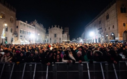 Capodanno 2026 a Mantova: Vinicio Capossela in concerto in piazza Sordello e fuochi d’artificio sui laghi