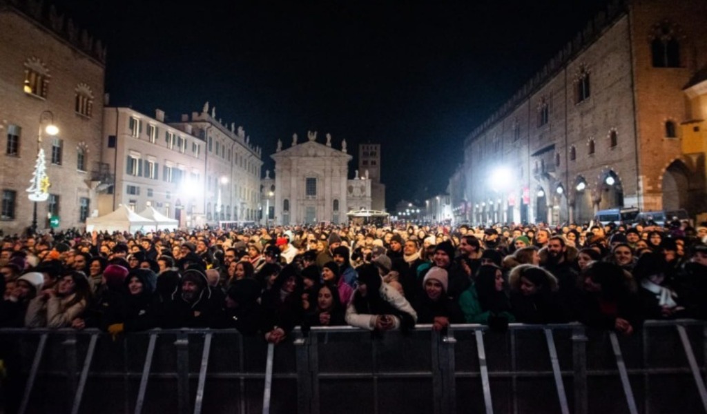 Capodanno 2026 a Mantova: Vinicio Capossela in concerto in piazza Sordello e fuochi d’artificio sui laghi
